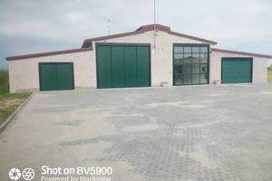 Capannoni ristrutturati con ampia area agricola