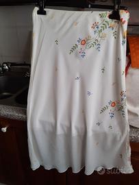 Gonna bianca con motivo florearle e spacchetto L