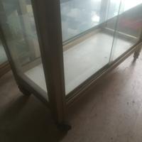 vetrina vetro alluminio con ruote