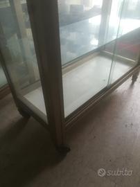 vetrina vetro alluminio con ruote