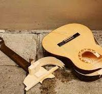 Chitarra rotta, danneggiata, usata, malmessa