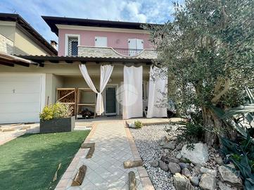 VILLA A SCHIERA A BORGO SAN GIACOMO