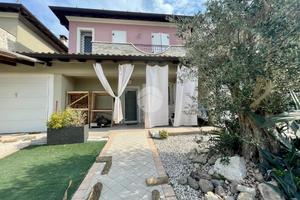 VILLA A SCHIERA A BORGO SAN GIACOMO