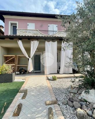 VILLA A SCHIERA A BORGO SAN GIACOMO