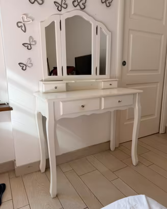 Toeletta bianca Dhabby chic con specchiera tripla