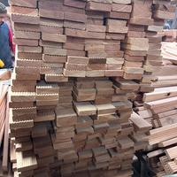 Listelli di larixe lavorati puliti