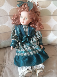 Vecchia bambola verde vintage in porcellana