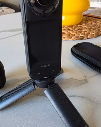 INSTA 360 X5 con accessori
