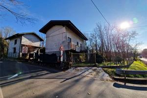 Due case indipendenti con ampio giardino e bosco