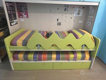 Letto e scrivania cameretta