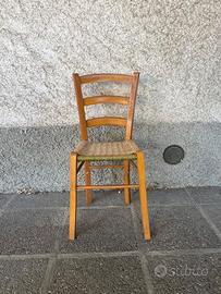 Sedia vintage in legno con seduta intrecciata