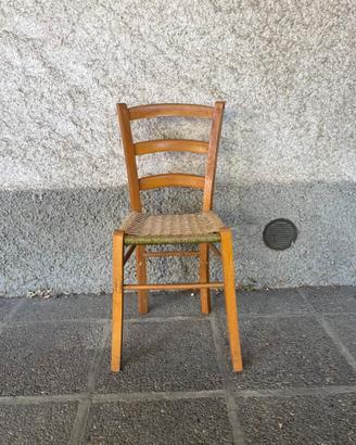 Sedia vintage in legno con seduta intrecciata