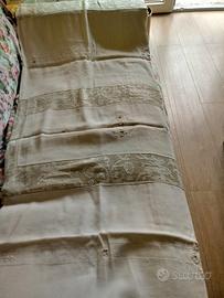 Tovaglia bianca ricamata