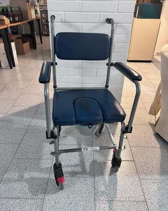 Sedia Comoda per invalidi con rotelle
