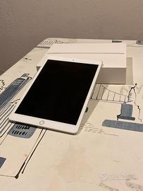 Apple iPad 8ª Generazione - 32GB Wi-Fi Silver