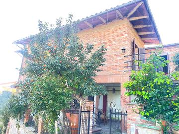 Casa in mattoni vista lago con giardino e garage