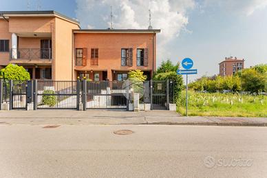 VILLA A SCHIERA A BOLLATE