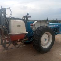 Trattore Ford 4100 con attrezzi