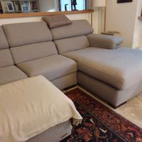 Divano 3 posti con penisola + pouf in tessuto