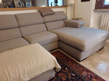 Divano 3 posti con penisola + pouf in tessuto