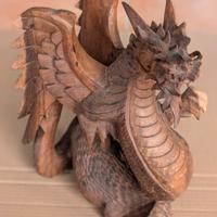 Statua di drago in legno intagliato a mano