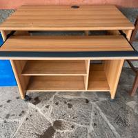 Scrivania porta PC con ruote e ripiano tastiera