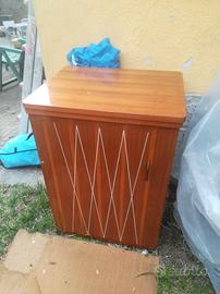 Mobile vintage con macchina da cucire