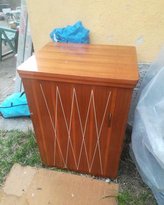 Mobile vintage con macchina da cucire