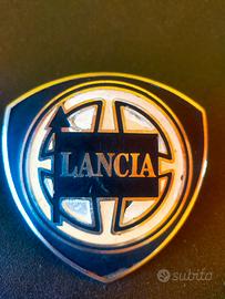 Stemma, adesivi e copri cinture per Lancia