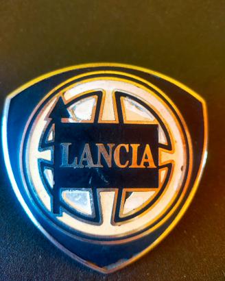 Stemma, adesivi e copri cinture per Lancia