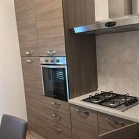 Cucina con elettrodomestici, lavello, rub.