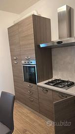 Cucina con elettrodomestici, lavello, rub.