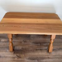 TAVOLO IN LEGNO CHIARO CON GAMBE TORNITE