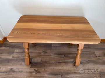 TAVOLO IN LEGNO CHIARO CON GAMBE TORNITE