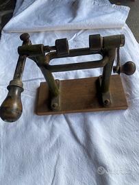 Vecchio orlatore da banco per cartucce.