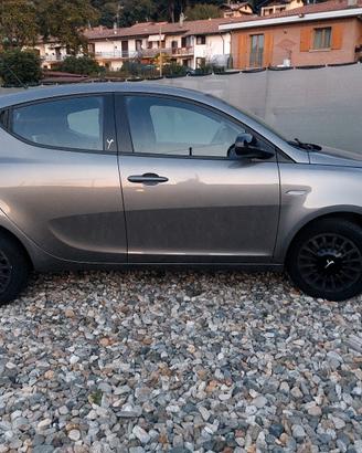 lancia Ypsilon 1.2 benzina  ok neopatentati 