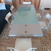 tavolino regolabile in altezza e lunghezza.