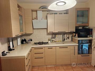 Cucina angolare componibile in legno chiaro