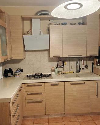 Cucina angolare componibile in legno chiaro
