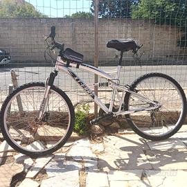 Bicicletta Mountain Bike 