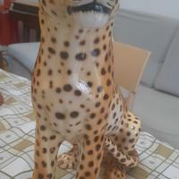 Leopardo seduto in porcellana