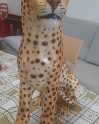 Leopardo seduto in porcellana