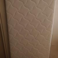 lettino in legno bianco e materasso 