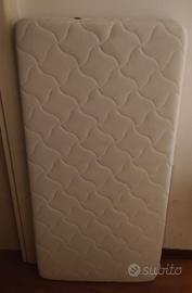 lettino in legno bianco e materasso 