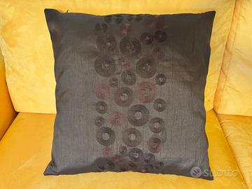 Cuscino decorativo color marrone scuro