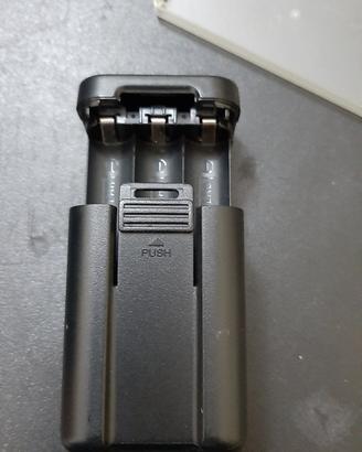 Porta pile intercambiabili per caricabatteria Sony