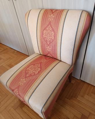 Poltroncina classica in damasco.