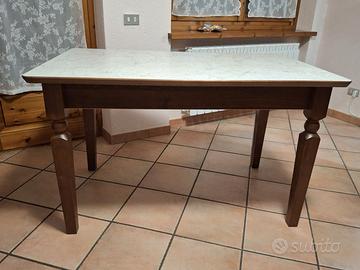 Tavolo da cucina massiccio in legno e rivestito