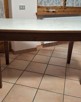 Tavolo da cucina massiccio in legno e rivestito