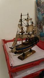 modellino barca HMS Endeavour